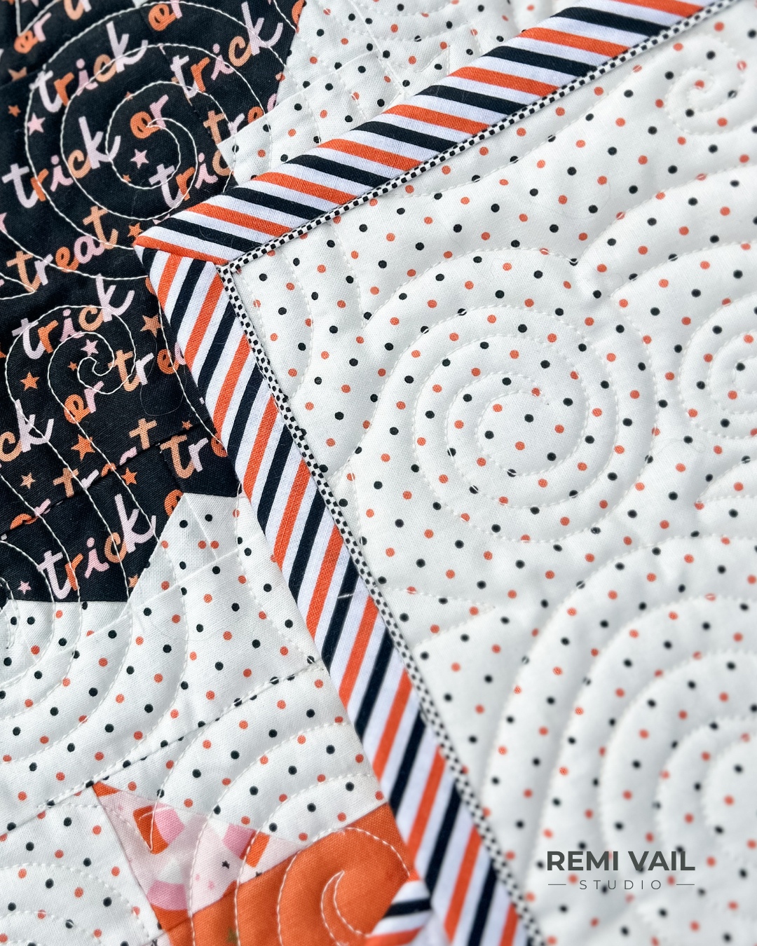 Flange binding using a halloween stripe basic fabric and poparazzi basic fabric from Riley Blake Designs. Made and photographed by Tamara Darragh for Remi Vail Studio.