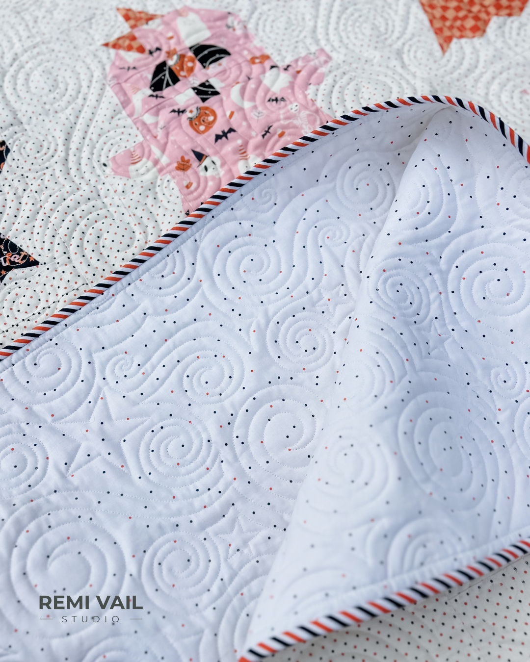 Flange binding using a halloween stripe basic fabric and poparazzi basic fabric from Riley Blake Designs. Made and photographed by Tamara Darragh for Remi Vail Studio.