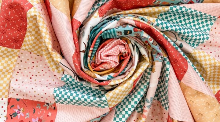 Thimbelina Fabric Collection by Jennifer Long for Riley Blake Designs. Quilting by Tamara Darragh for Remi Vail Studio using the Charming One Pattern.